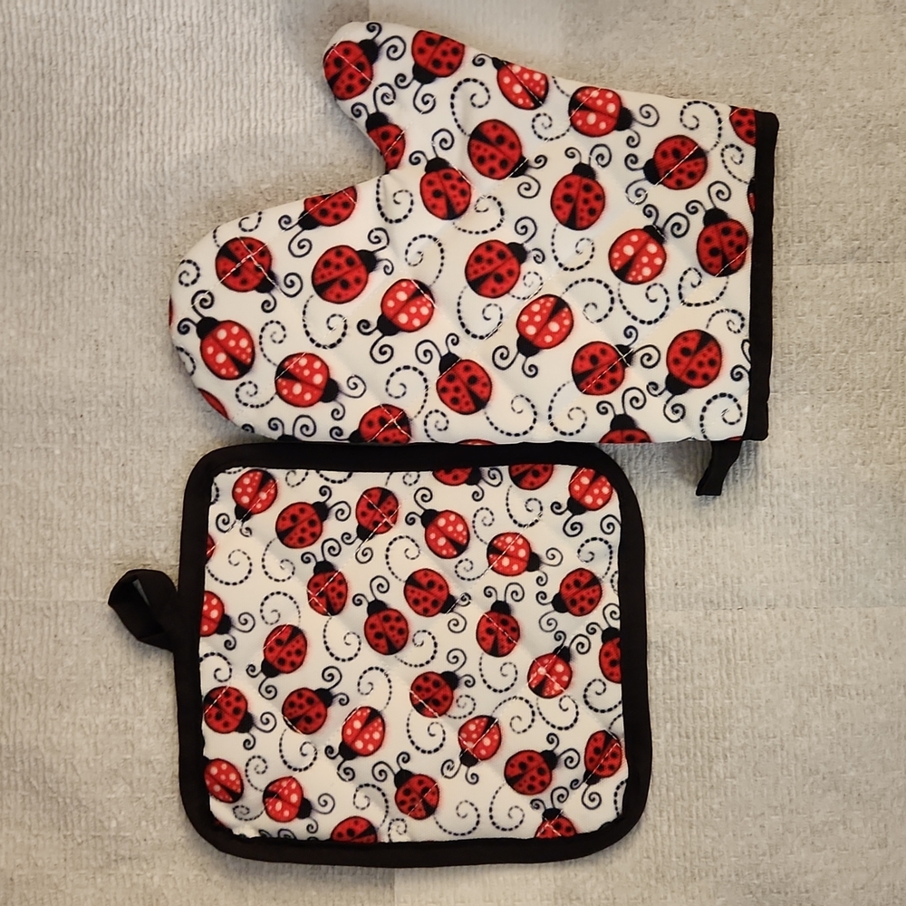 COPY - NEW- OVEN MITT, POTHOLDER SET- LADYBUGS